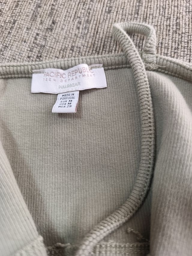 Pull&Bear Top Verde Militar con Encaje