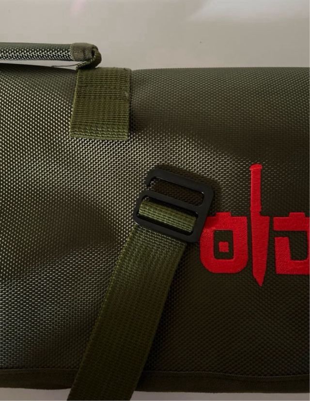 Copri coltello verde con logo rosso