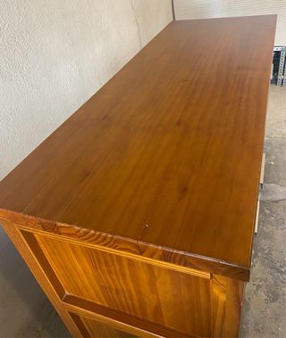 Aparador de madera con 4 puertas y 4 cajones.