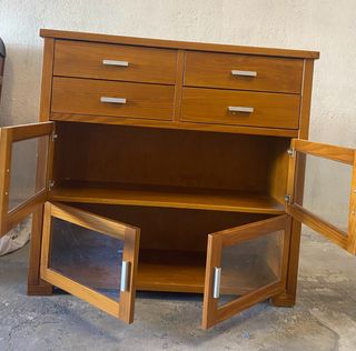 Aparador de madera con 4 puertas y 4 cajones.