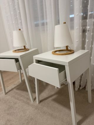 Mesillas blancas con lámparas de madera