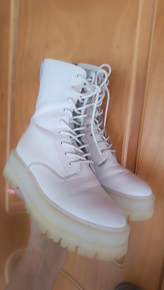 Stivaletti Stradivarius beige con plateau