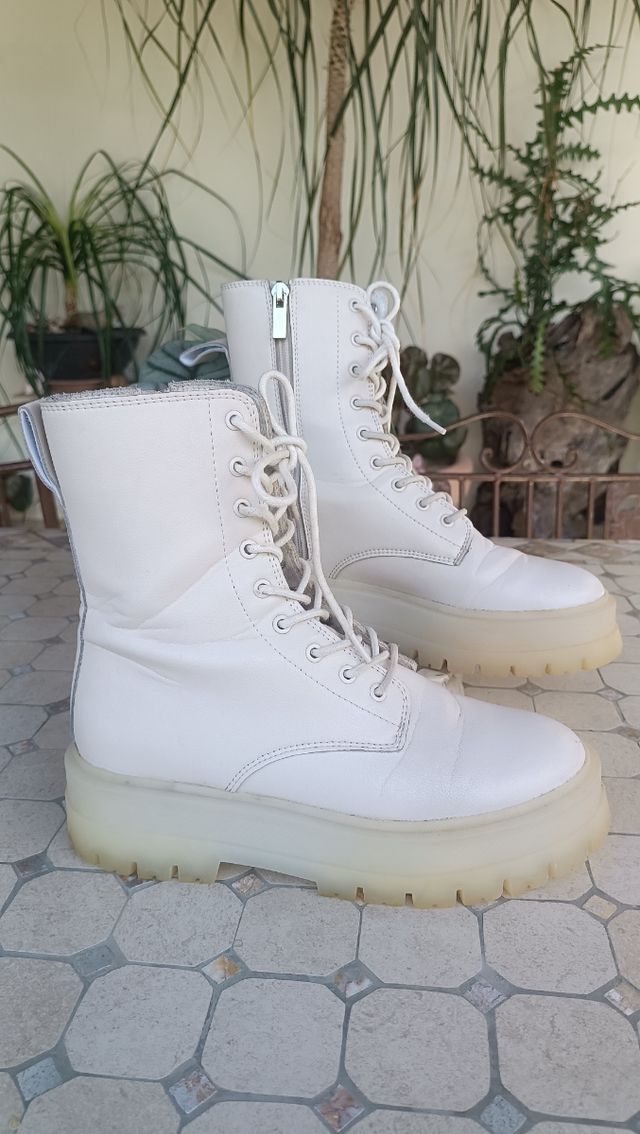 Stivaletti Stradivarius beige con plateau