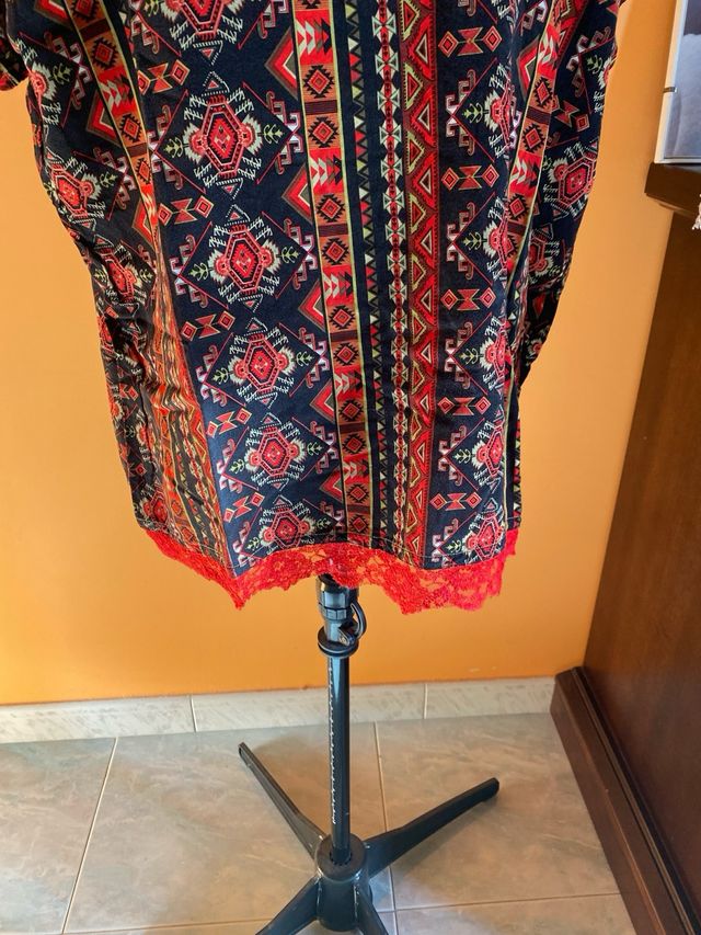 Blusa fatta a mano con fantasia etnica