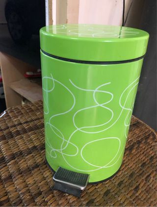 Papelera pequeña verde con pedal