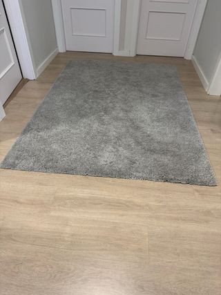 Alfombra gris suave