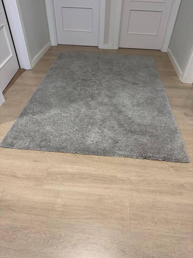 Alfombra gris suave