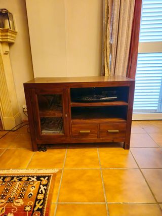 Mesa de madera con cristal