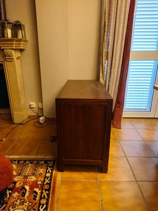 Mesa de madera con cristal