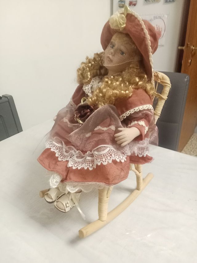 Bambola porcellana con sedia a dondolo