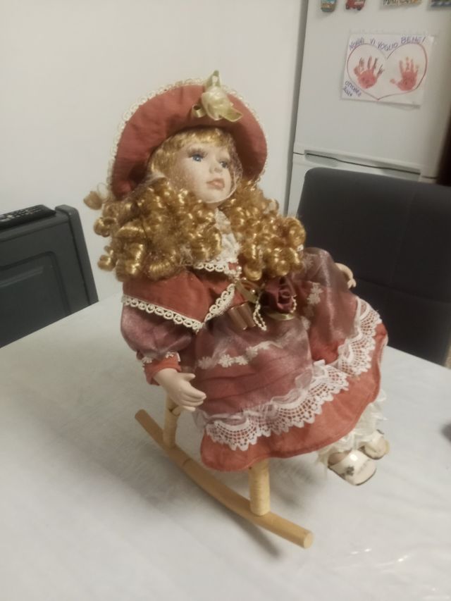 Bambola porcellana con sedia a dondolo