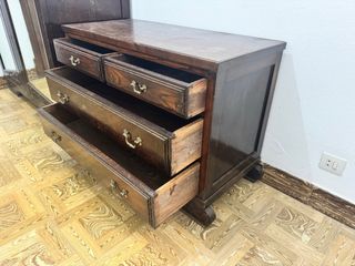 Cómoda de madera con 5 cajones