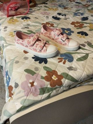 Zapatillas florales para niña talla 32.