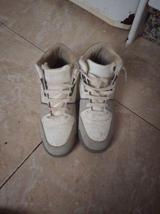 Zapatos para vestir altos grises y blancos