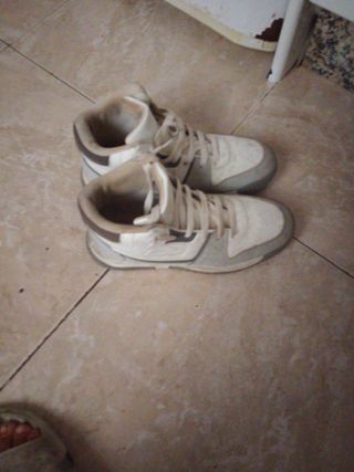 Zapatos para vestir altos grises y blancos