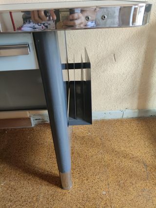 Mesa de estudio metálica con sobre de cristal