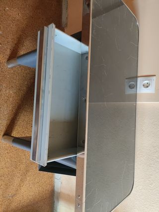 Mesa de estudio metálica con sobre de cristal