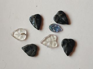 7 Dijes Forma Hoja (Negro y Blanco)