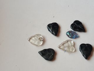 7 Dijes Forma Hoja (Negro y Blanco)