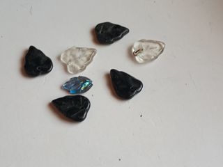 7 Dijes Forma Hoja (Negro y Blanco)