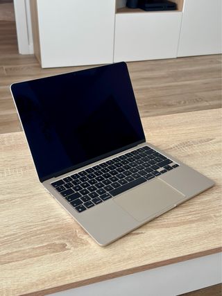 MacBook Air M2 
8GB RAM
256GB SSD