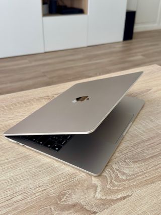 MacBook Air M2 
8GB RAM
256GB SSD