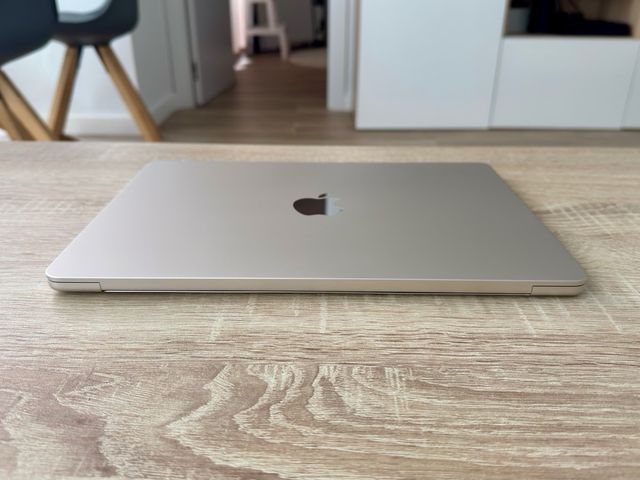MacBook Air M2 
8GB RAM
256GB SSD