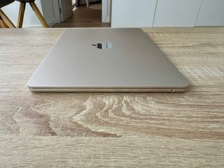 MacBook Air M2 
8GB RAM
256GB SSD