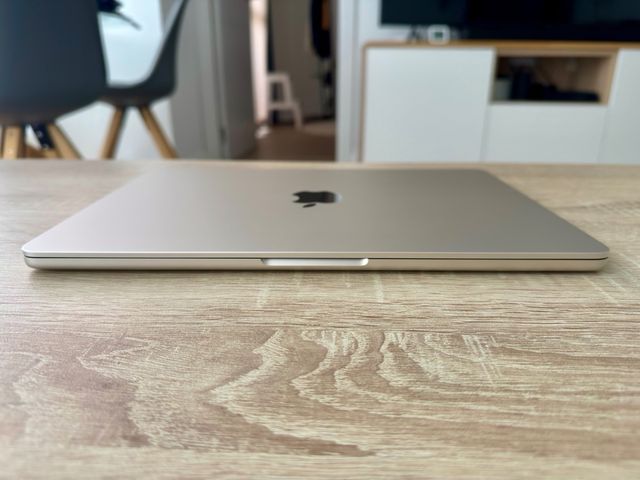 MacBook Air M2 
8GB RAM
256GB SSD