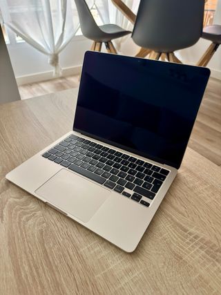 MacBook Air M2 
8GB RAM
256GB SSD