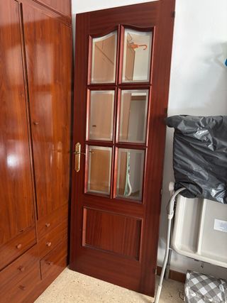 Puerta madera con cristales espejo