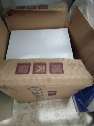 Caja de azulejos blancos
