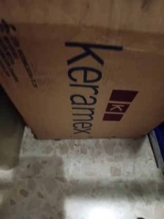 Caja de azulejos blancos