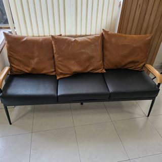 Sofá 3 plazas negro con cojines cuero base metal
