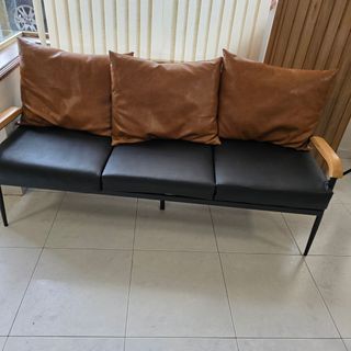 Sofá 3 plazas negro con cojines cuero base metal