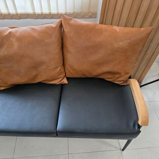 Sofá 3 plazas negro con cojines cuero base metal