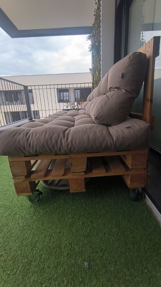 Sofá con palets + cojines chill out