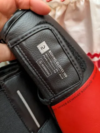 Saco de boxeo Outshock con guantes