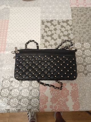 Bolso de mano negro con tachuelas