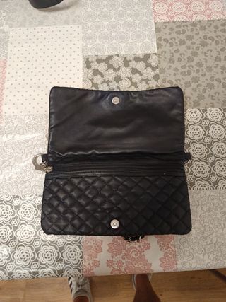 Bolso de mano negro con tachuelas