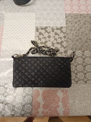 Bolso de mano negro con tachuelas