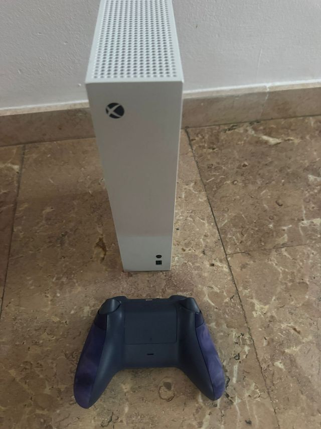 Xbox Series S Blanca y Morada con Mando e.especial