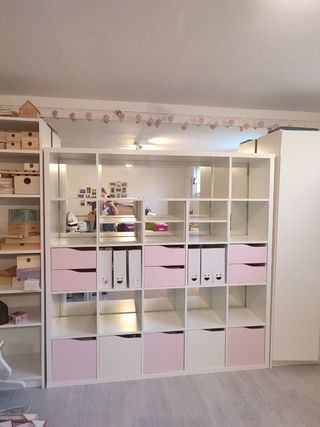 Estantería Kallax 5x5 IKEA con complementos.