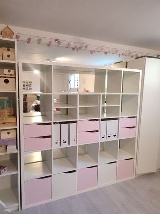 Estantería Kallax 5x5 IKEA con complementos.
