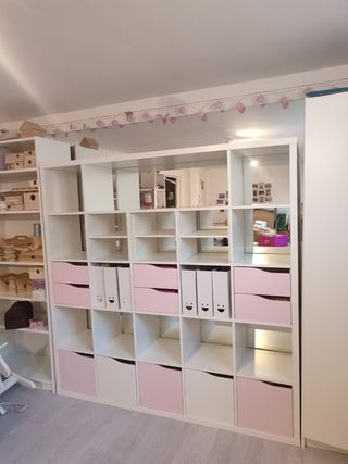 Estantería Kallax 5x5 IKEA con complementos.