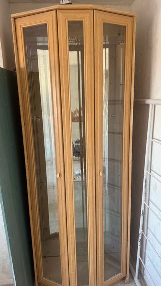 Se regalan 2 vitrinas de madera y cristal. 