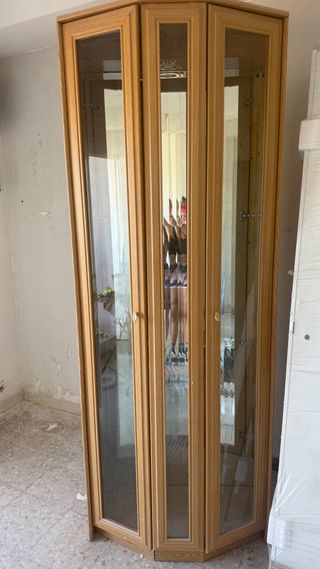 Se regalan 2 vitrinas de madera y cristal. 