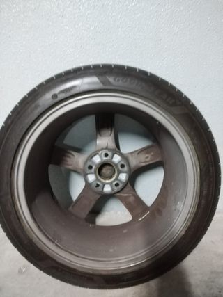 Dos llantas Wolvagent de 17" con cubiertas. 