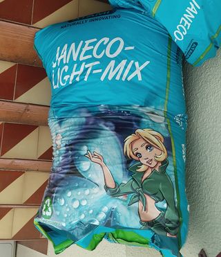 Tierra para plantas 100 litros.