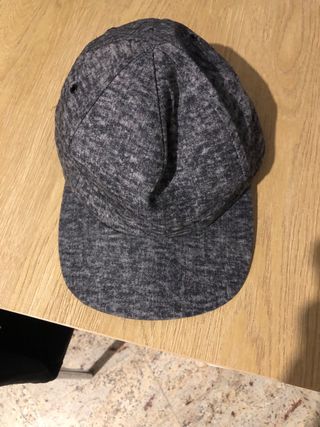 Cappello con visiera grigio